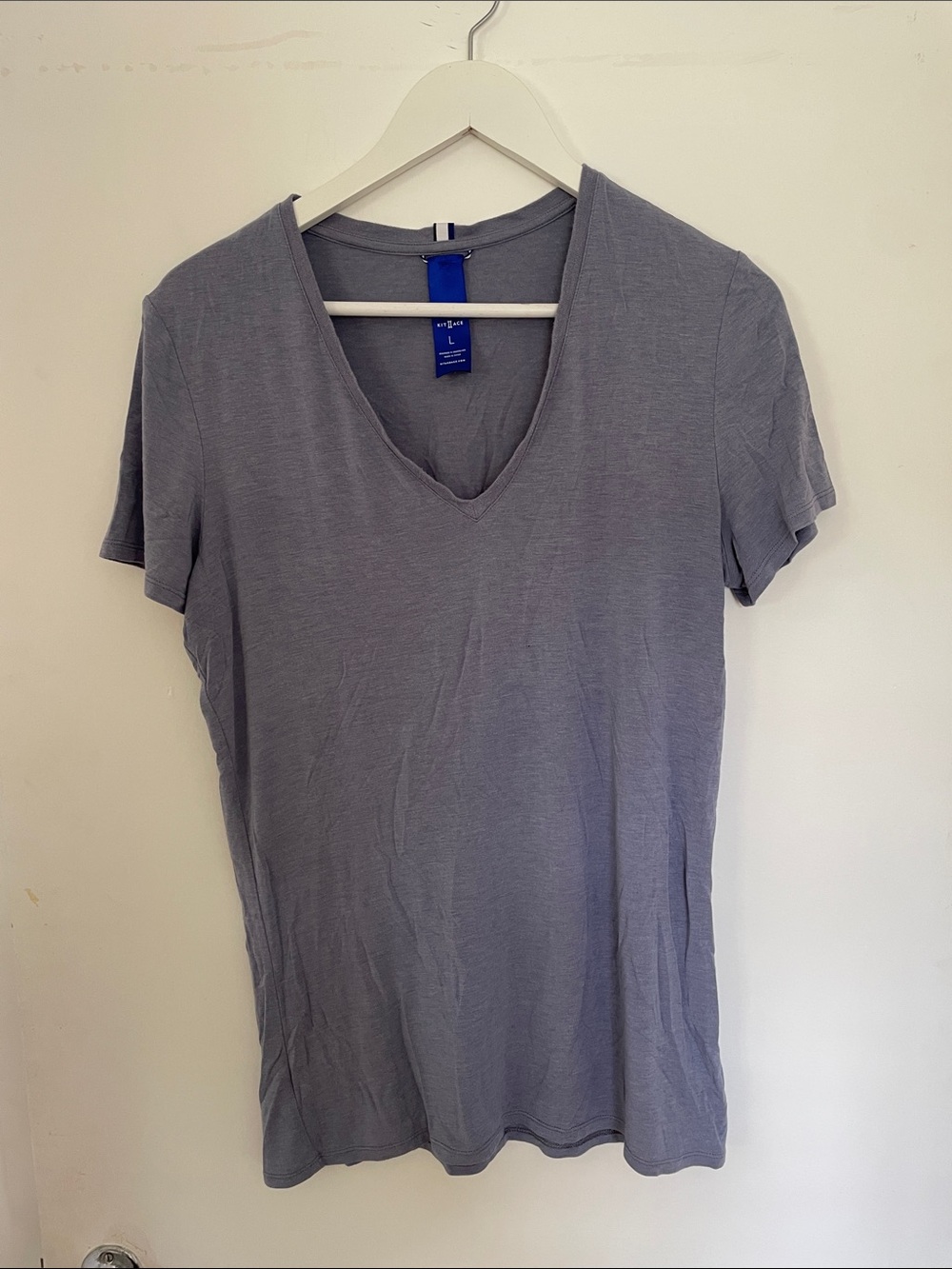 Kit and Ace Short Sleeve V-Neck Tee in Light Gray